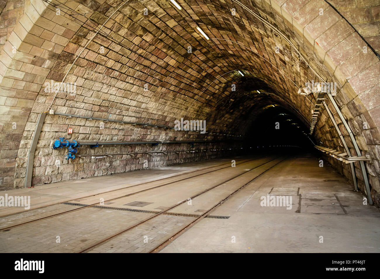 Transports en entrée du tunnel passant sous la ville de Bratislava, Slovaquie Banque D'Images