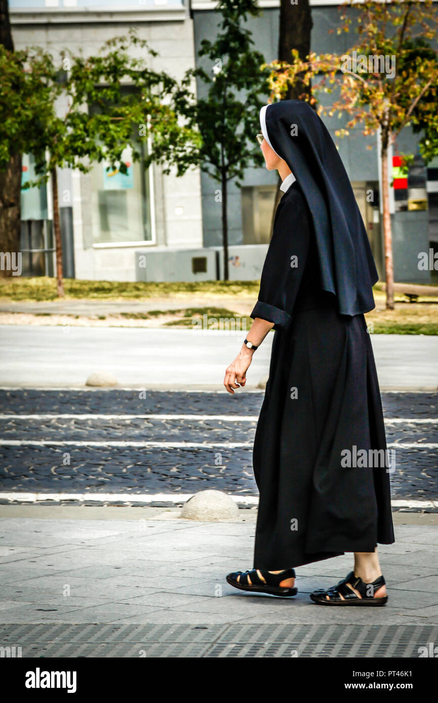 Religieuse catholique portant des vêtements traditionnels de l'habitude de marcher le long du trottoir en sandales, au centre-ville de Bratislava sur un jour d'été Banque D'Images