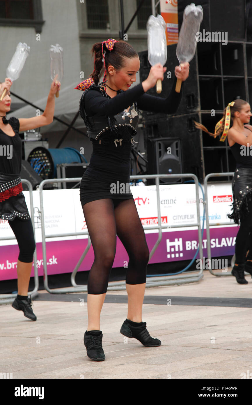 Les jeunes adultes de freestyle avec des bouteilles en plastique comme batterie, inspirant tout le monde autour pour regarder sur la place principale de Bratislava, Slovaquie Banque D'Images