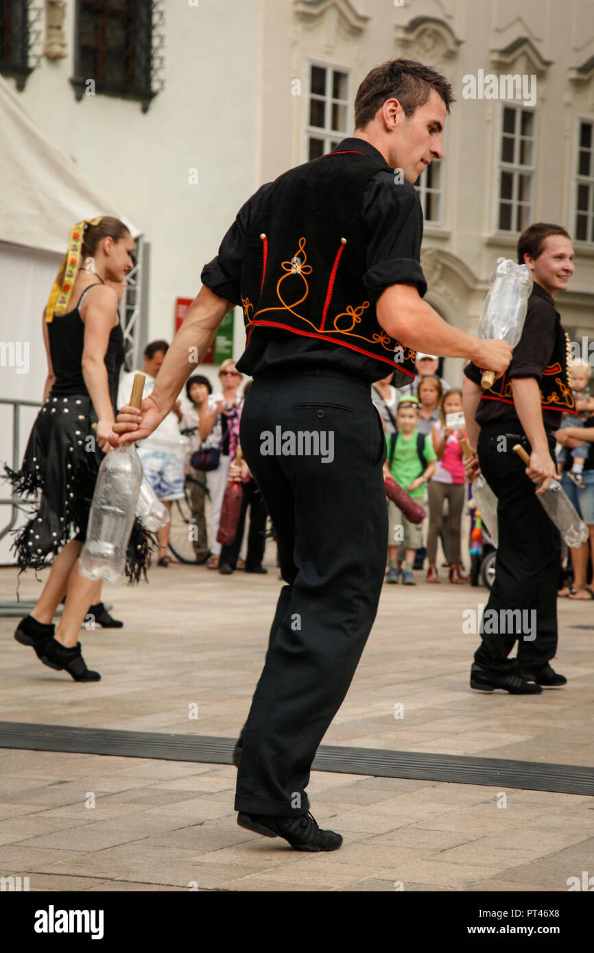 Les jeunes adultes de freestyle avec des bouteilles en plastique comme batterie, inspirant tout le monde autour pour regarder sur la place principale de Bratislava, Slovaquie Banque D'Images