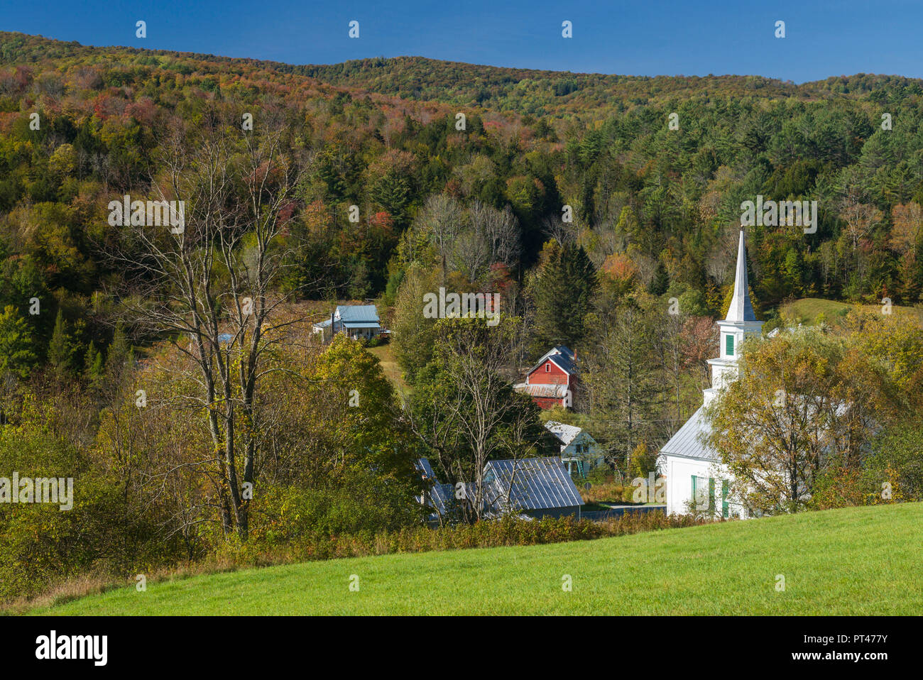 USA, New England, New York, attend la rivière, vue sur l''Église, automne Banque D'Images