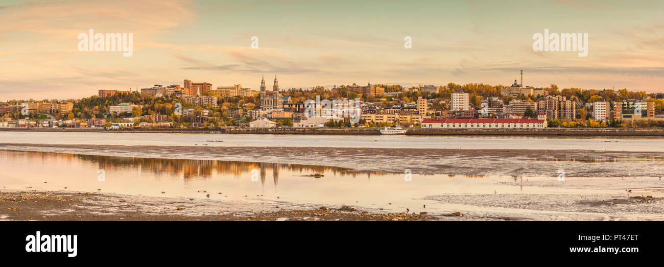 Canada, Québec, région du Saguenay-Lac Saint-Jean, Fjord du Saguenay, Saguenay-Chicoutimi, ligne d'horizon par la rivière Saguenay, au crépuscule Banque D'Images