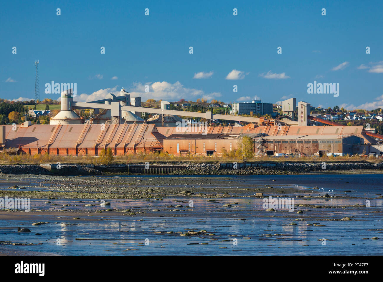 Canada, Québec, région du Saguenay-Lac Saint-Jean, Fjord du Saguenay, La Baie, et d'usine frieghters sur la Baie des Ha ! Ha ! Banque D'Images
