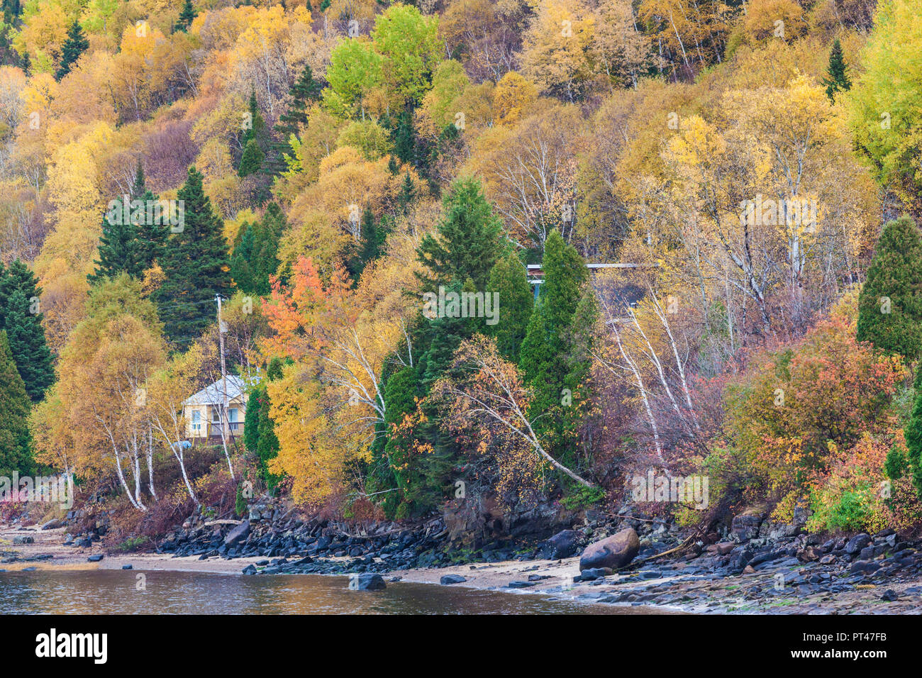 Canada, Québec, région du Saguenay-Lac Saint-Jean, Fjord du Saguenay, l'Anse-Saint-Jean, vue sur village, automne Banque D'Images