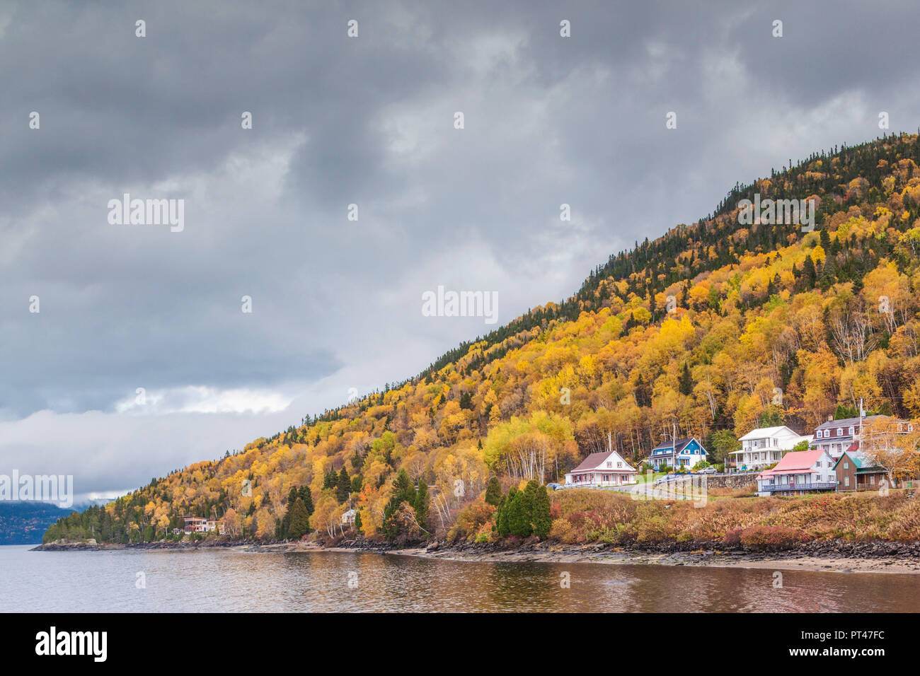 Canada, Québec, région du Saguenay-Lac Saint-Jean, Fjord du Saguenay, l'Anse-Saint-Jean, vue sur village, automne Banque D'Images