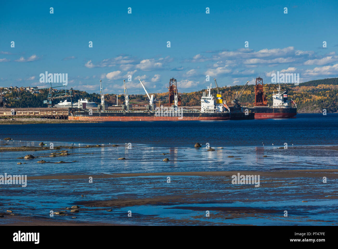 Canada, Québec, région du Saguenay-Lac Saint-Jean, Fjord du Saguenay, La Baie, et d'usine frieghters sur la Baie des Ha ! Ha ! Banque D'Images