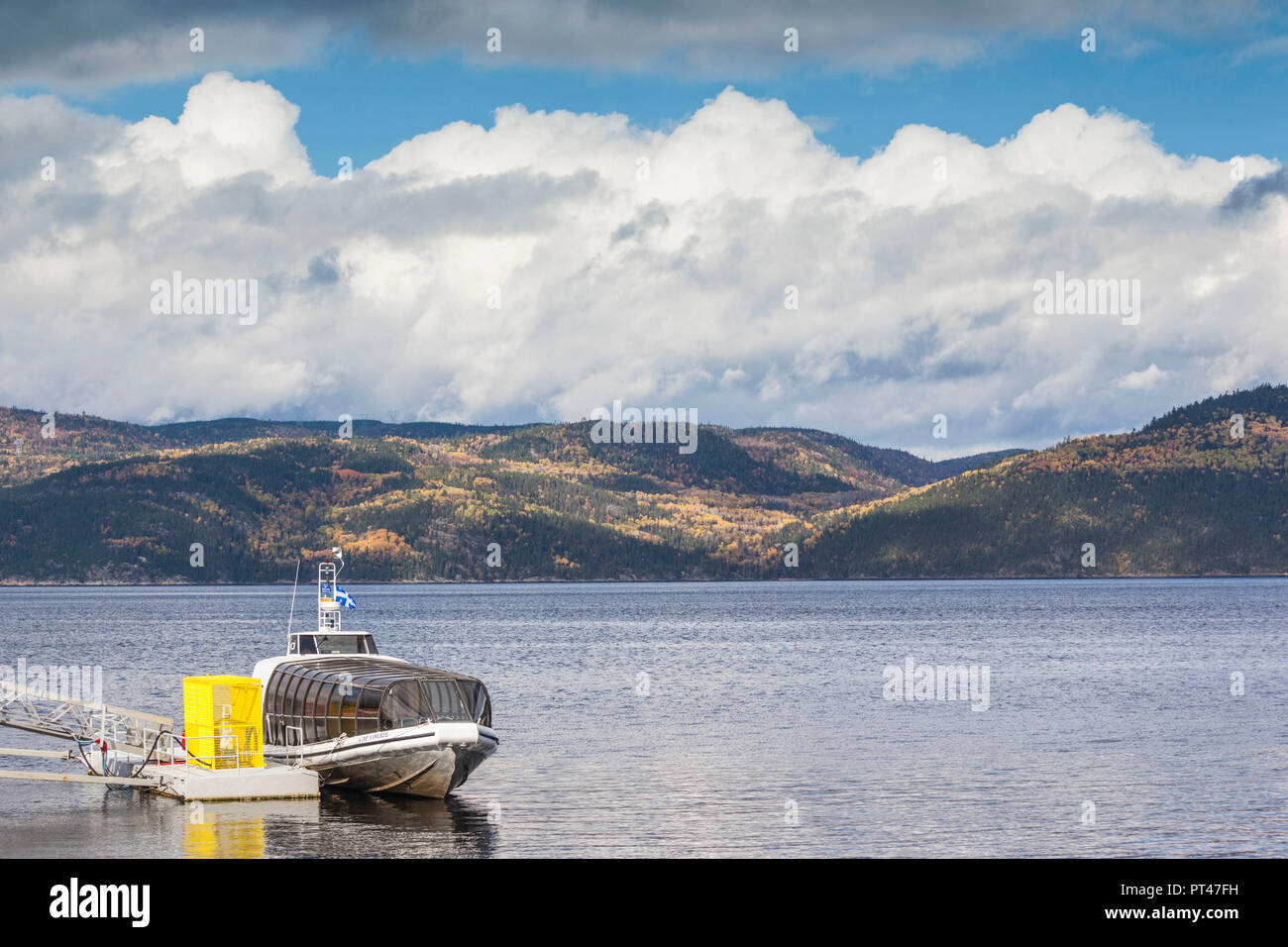 Canada, Québec, région du Saguenay-Lac Saint-Jean, Fjord du Saguenay, l'Anse-Saint-Jean, vue sur le Fjord du Saguenay et de l'automne, de bateaux d'excursion Banque D'Images