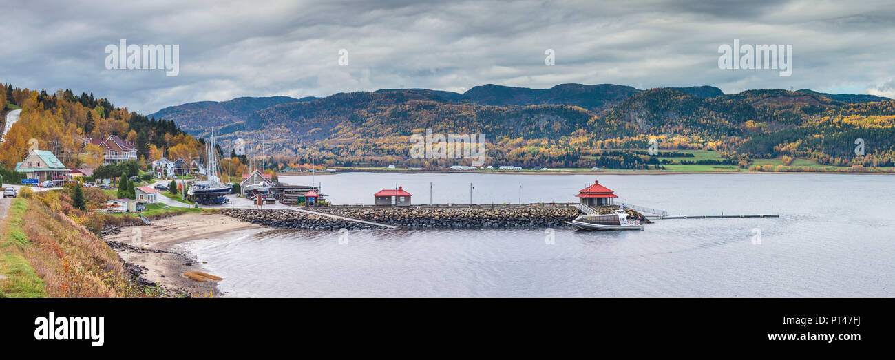 Canada, Québec, région du Saguenay-Lac Saint-Jean, Fjord du Saguenay, l'Anse-Saint-Jean, vue sur le Fjord du Saguenay, l'automne Banque D'Images