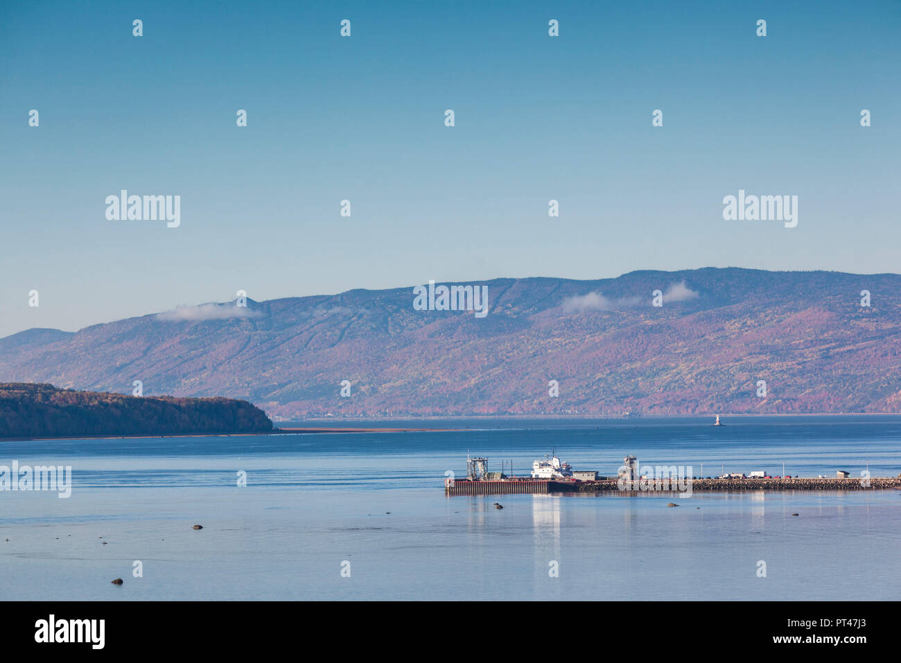 Canada, Québec , région de la Capitale-Nationale, de Charlevoix, de Saint Joseph de la rive, portrait de l'île aux Coudres Ferry Pier, automne Banque D'Images Canada, Québec , région de la Capitale-Nationale, de Charlevoix, de Saint Joseph de la rive, portrait de l'île aux Coudres Ferry Pier, automne Banque D'Images