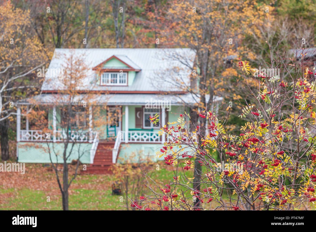 Canada, Québec, région du Saguenay-Lac Saint-Jean, Fjord du Saguenay, Ste-Rose-du-Nord, augmentation de la vue sur le village, l'automne Banque D'Images