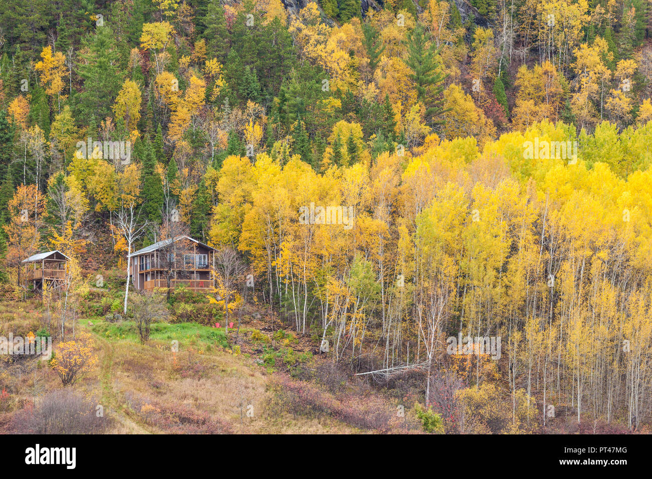 Canada, Québec, région du Saguenay-Lac Saint-Jean, Fjord du Saguenay, Ste-Rose-du-Nord, augmentation de la vue sur le village, l'automne Banque D'Images