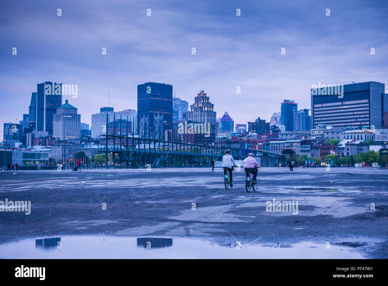 Canada, Québec, Montréal, Le Vieux Port, avec les gens, au crépuscule Banque D'Images