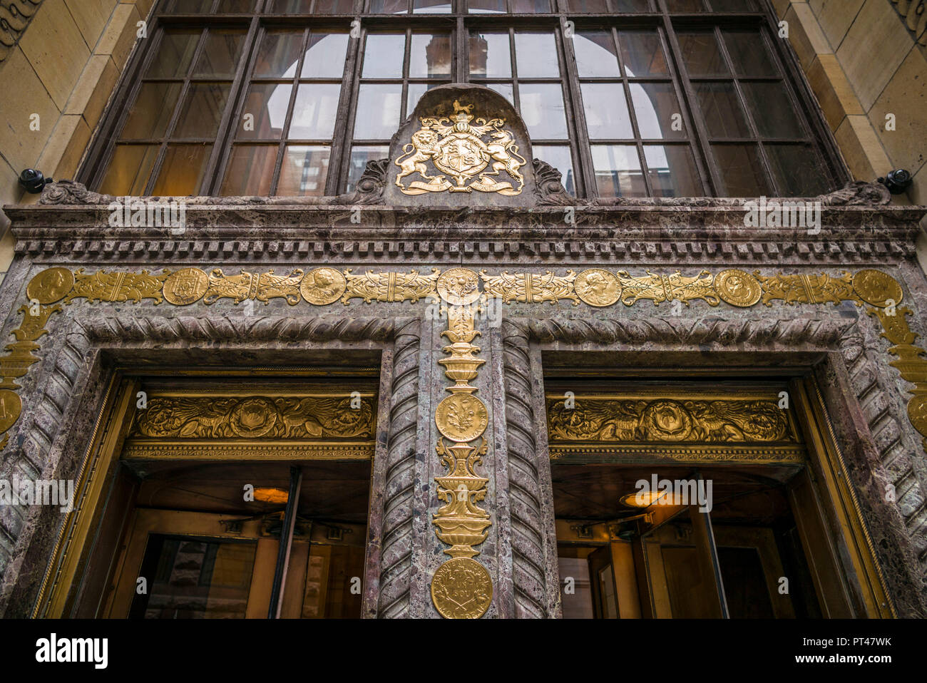 Canada, Québec, Montréal, Édifice de la banque de détail à l'extérieur, Banque D'Images