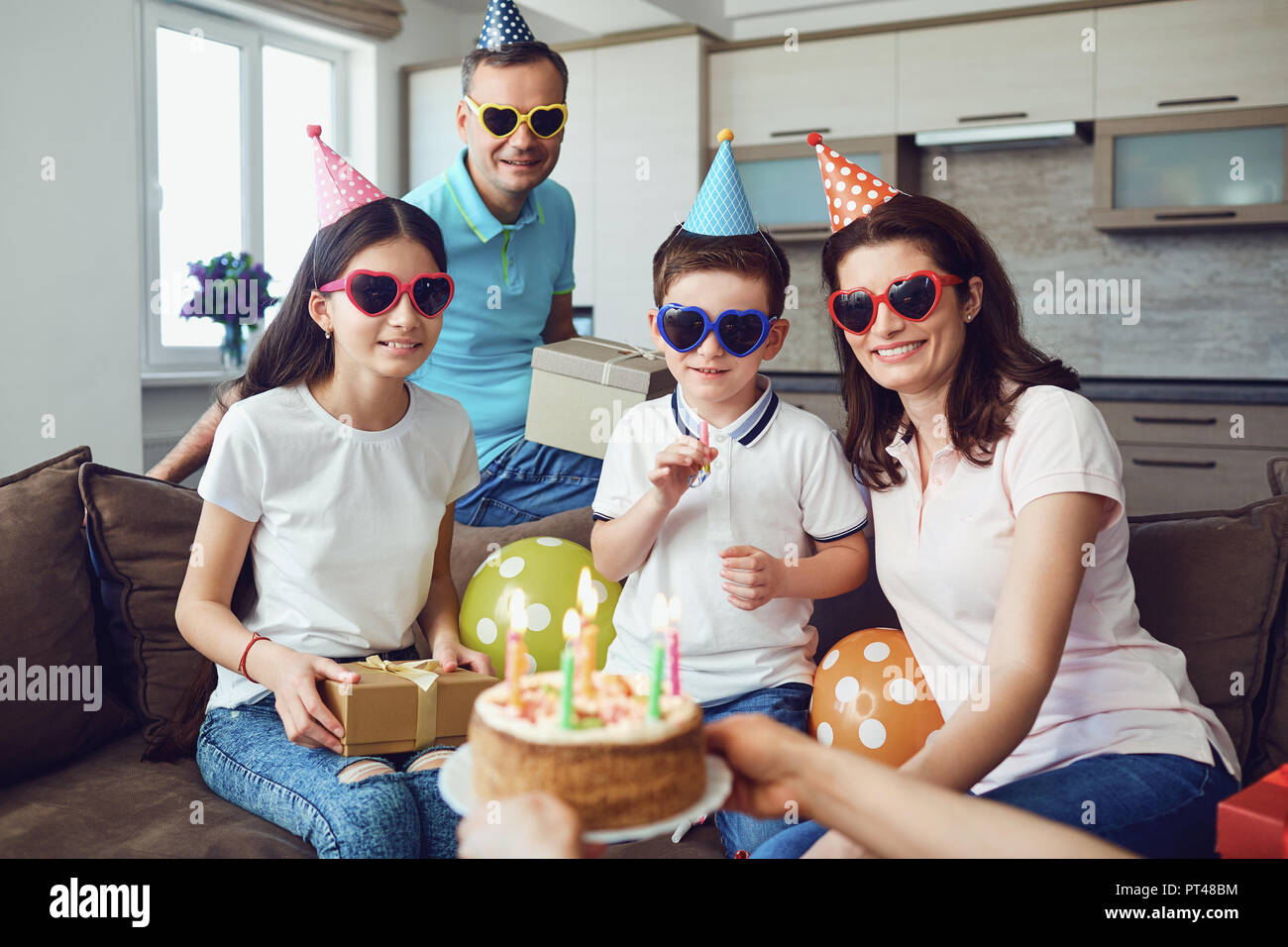 Famille heureuse avec le gâteau d'anniversaire Banque D'Images