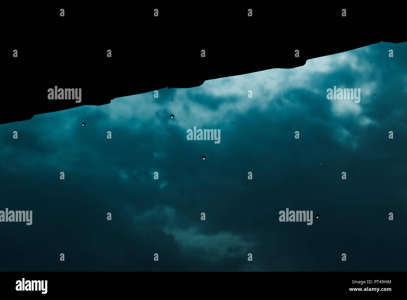 Gouttes de pluie avec ciel noir Banque D'Images