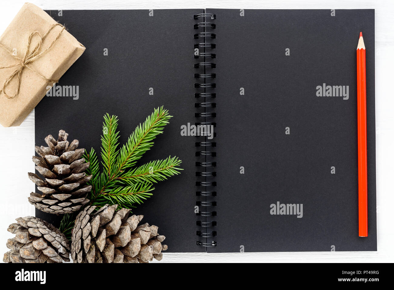 Le bloc-notes, des cônes de l'épinette, branches et cadeaux - concept de composition de Noël vue supérieure Banque D'Images