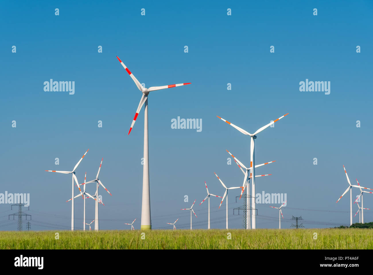 Les générateurs d'énergie éolienne sur une journée ensoleillée vu en Allemagne Banque D'Images