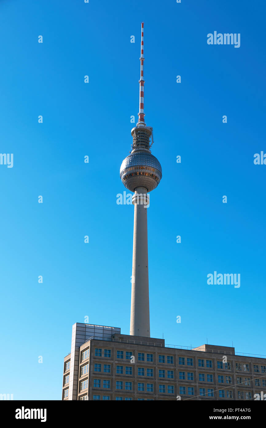 La tour de télévision, à l'Alexanderplatz, le plus célèbre monument, sur une journée ensoleillée Banque D'Images