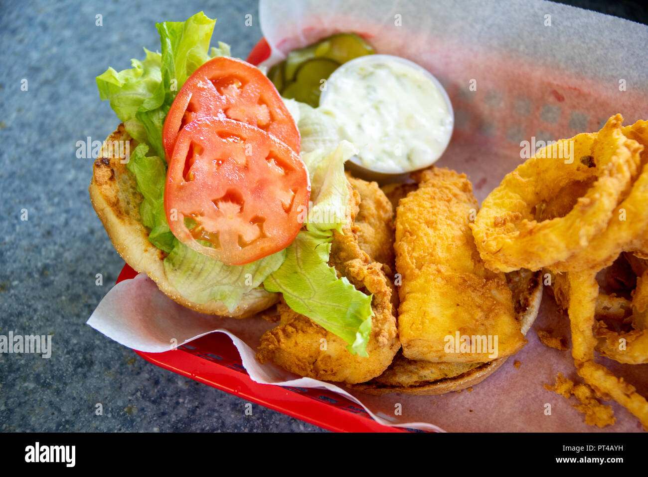 L'aiglefin fish burger avec des frites, Eagle's Nest Restaurant, Brewer, Maine, USA Banque D'Images