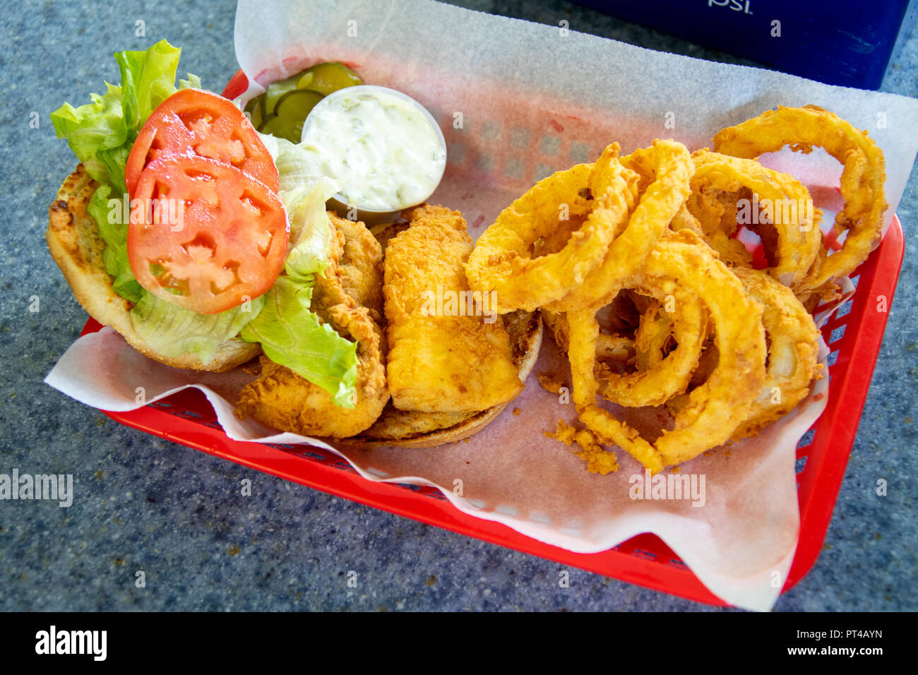 L'aiglefin fish burger avec des frites, Eagle's Nest Restaurant, Brewer, Maine, USA Banque D'Images