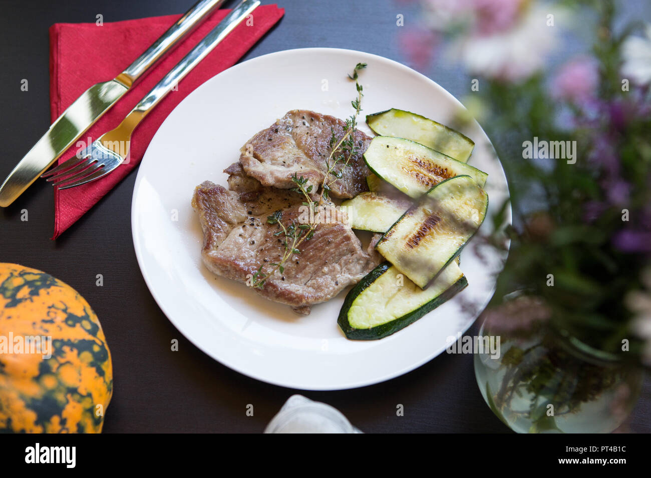 Accueil : plat cuisiné avec du porc potiron courgettes Banque D'Images