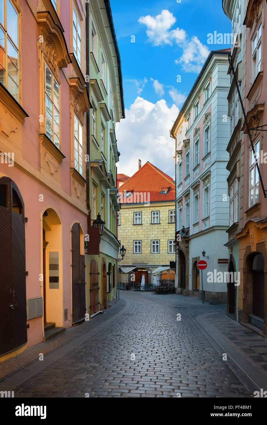 Vieille rue étroite de Prague à l'aube Banque D'Images