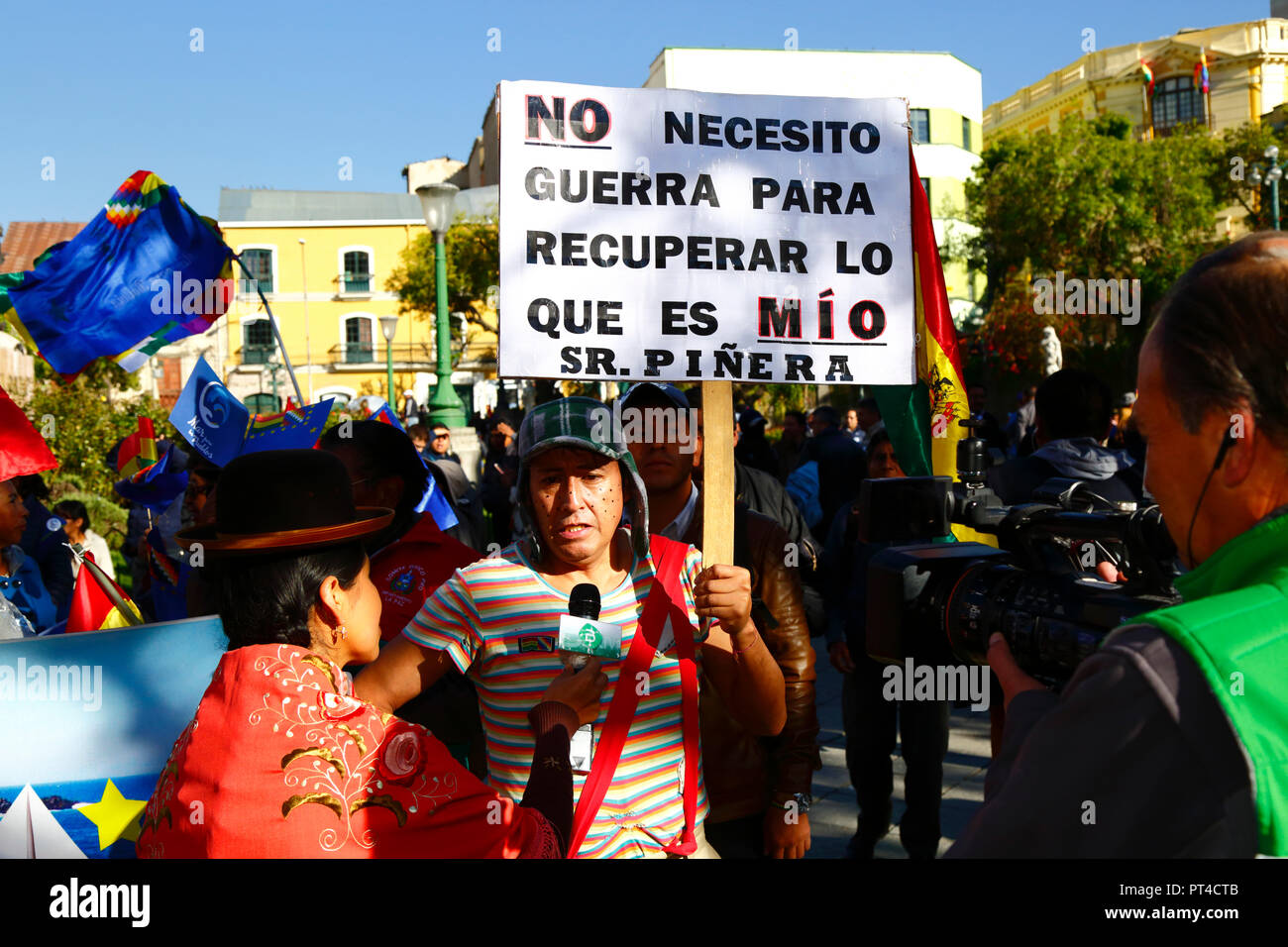 Un journaliste pour l'Aymara Bolivie plat chaîne d'etat interviews un homme habillé comme El Chavo du sitcom mexicain El Chavo del Ocho, La Paz, Bolivie Banque D'Images