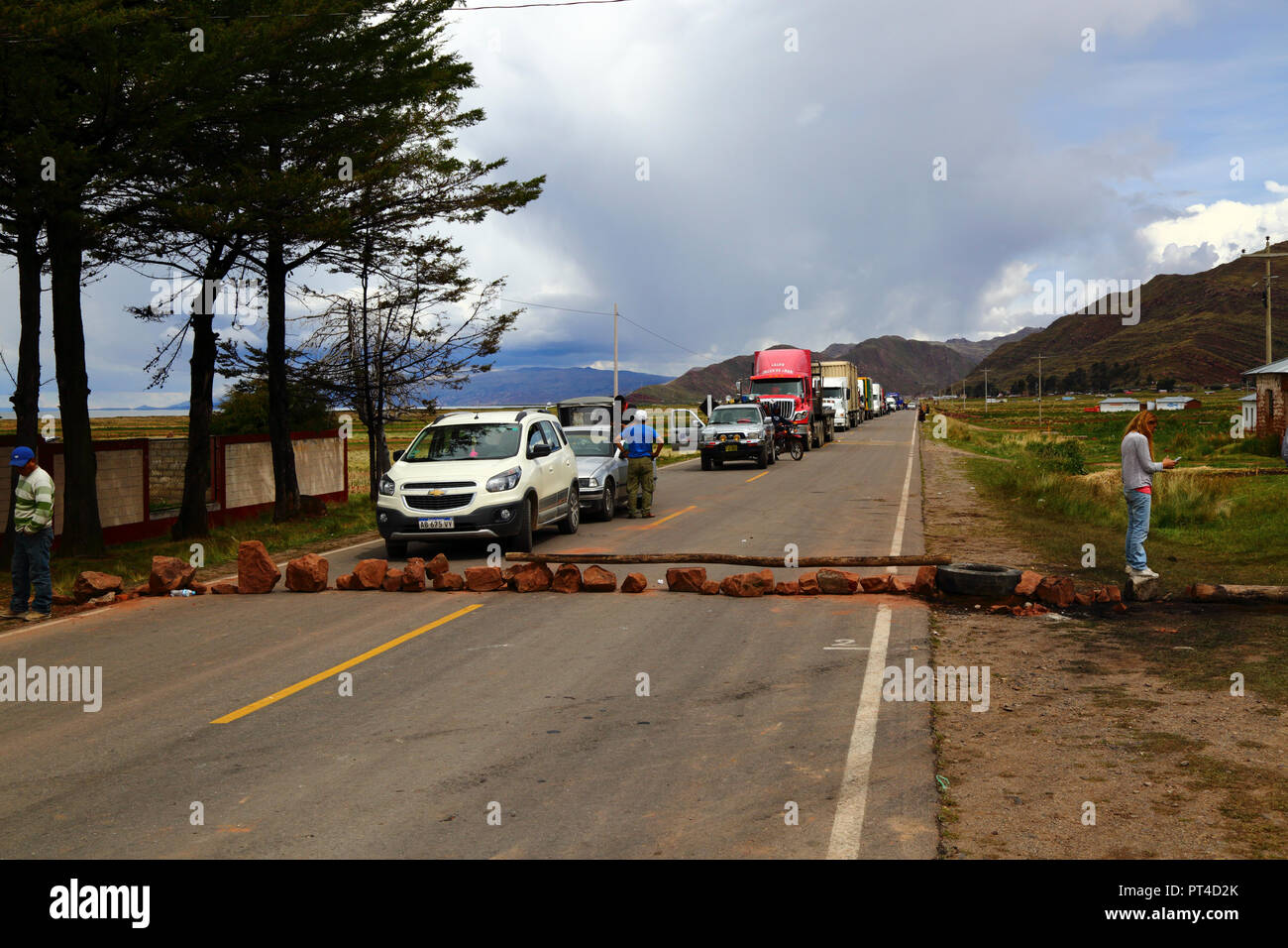 Les gens bloquent la route principale entre Puno et Desaguadero à Zepita dans une protestation contre les autorités locales ne tenant pas de promesses, Pérou Banque D'Images