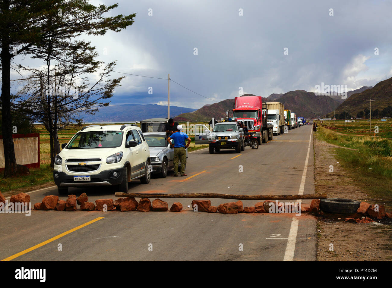 Une rue sur la route principale entre Puno et Desaguadero à Zepita dans une protestation contre les autorités locales ne respectant pas les promesses, Pérou Banque D'Images