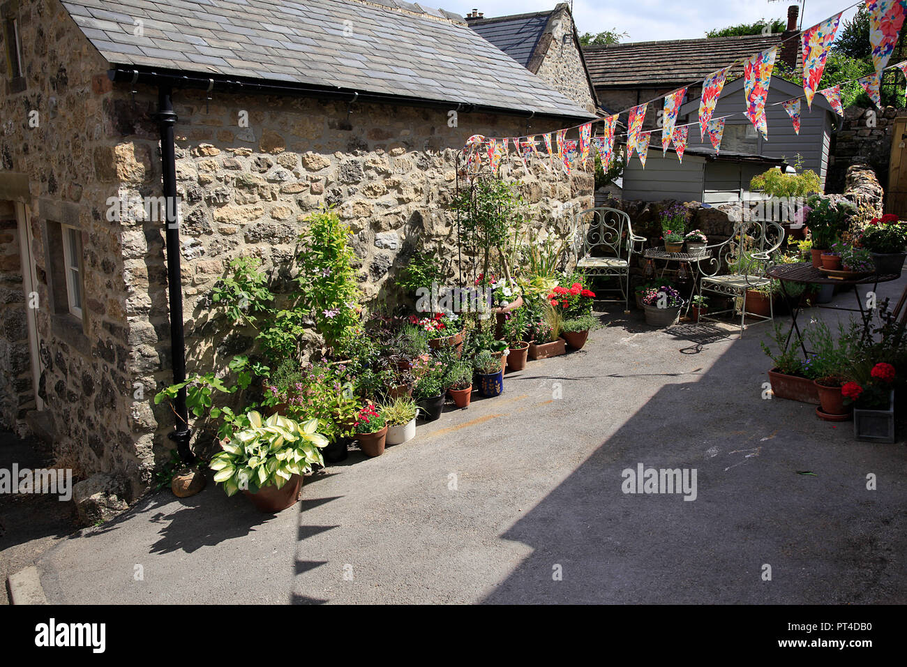 Agréable cour jardin dans Village Winster Derbyshire Banque D'Images