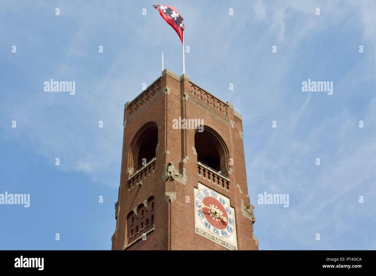Beurs van Berlage ou tour Toren Amsterdam avec le drapeau sur le toit dans le vent. Beurs van Berlage est l'ancien bâtiment de la bourse. Banque D'Images
