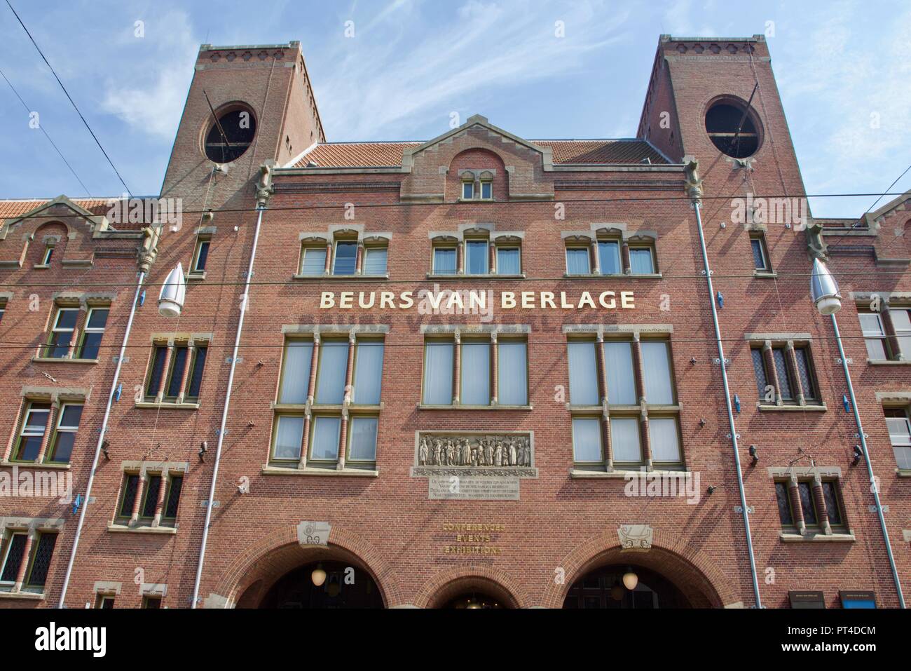 Beurs van Berlage est l'ancien bâtiment de la bourse conçu par l'architecte Hendrik Petrus Berlage. C'est sur le Damrak, Amsterdam Banque D'Images