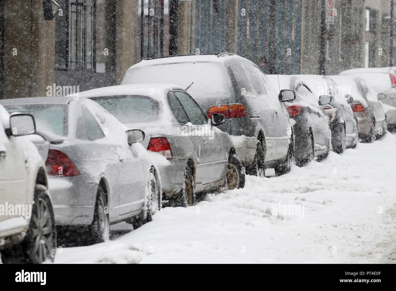 Montréal, Canada, 19 janvier 2013.Les voitures en stationnement sur rue de ville, pendant une tempête.Credit:Mario Beauregard/Alamy Live News Banque D'Images