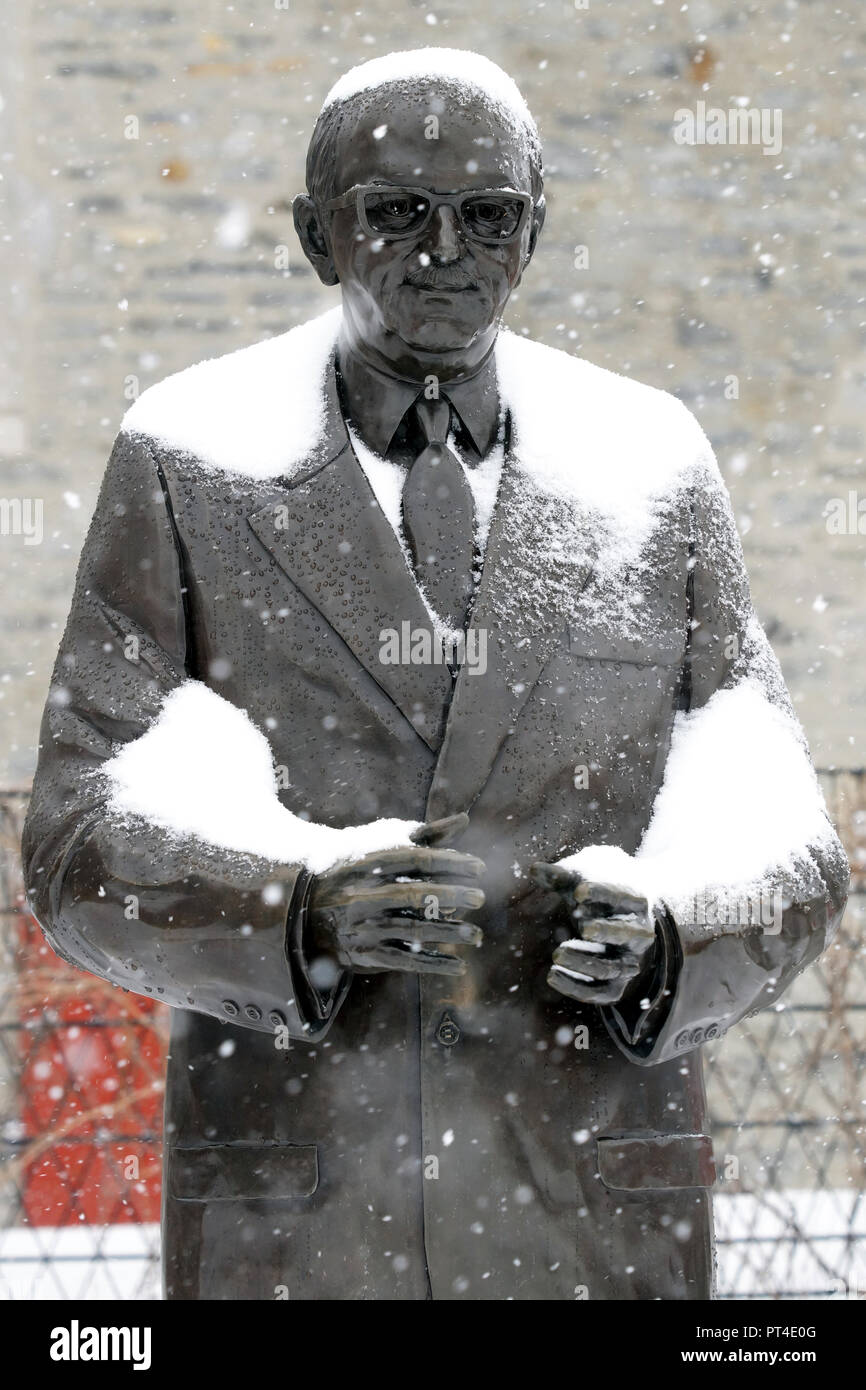 Montréal, Canada, 19 janvier 2013.statue en bronze du maire Jean Drapeau, pendant une tempête.Credit:Mario Beauregard/Alamy Live News Banque D'Images