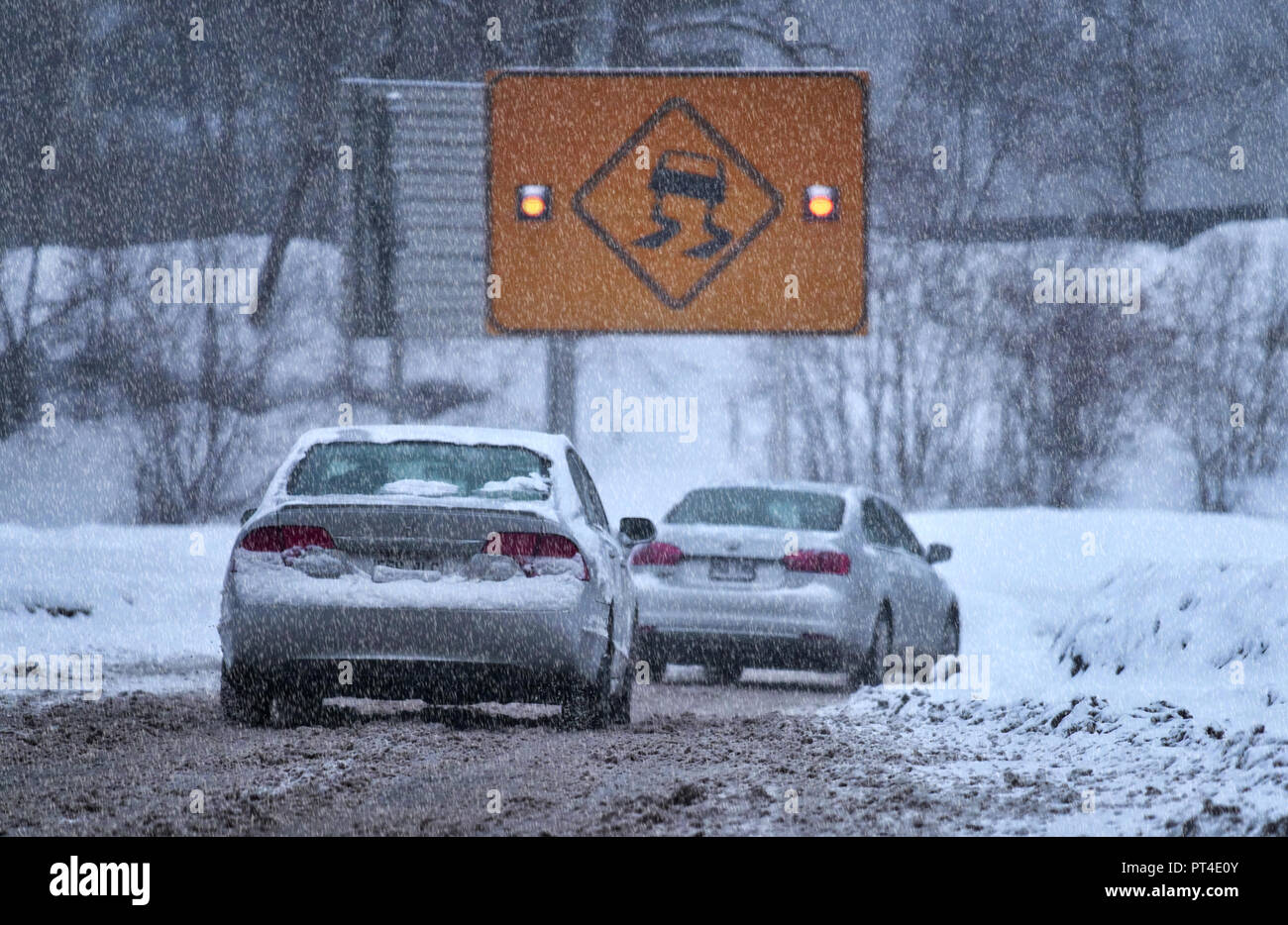 Montréal, Canada, 3 février 2018. Signe indiquant route glissante condidtions durant tempête.Credit:Mario Beauregard/Alamy Live News Banque D'Images