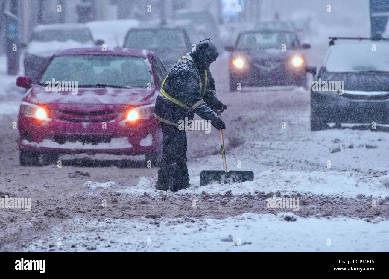 Montréal, Canada, 3 février 2018.Homme avec pelle à neige on city street durant tempête.Credit:Mario Beauregard/Alamy Live News Banque D'Images