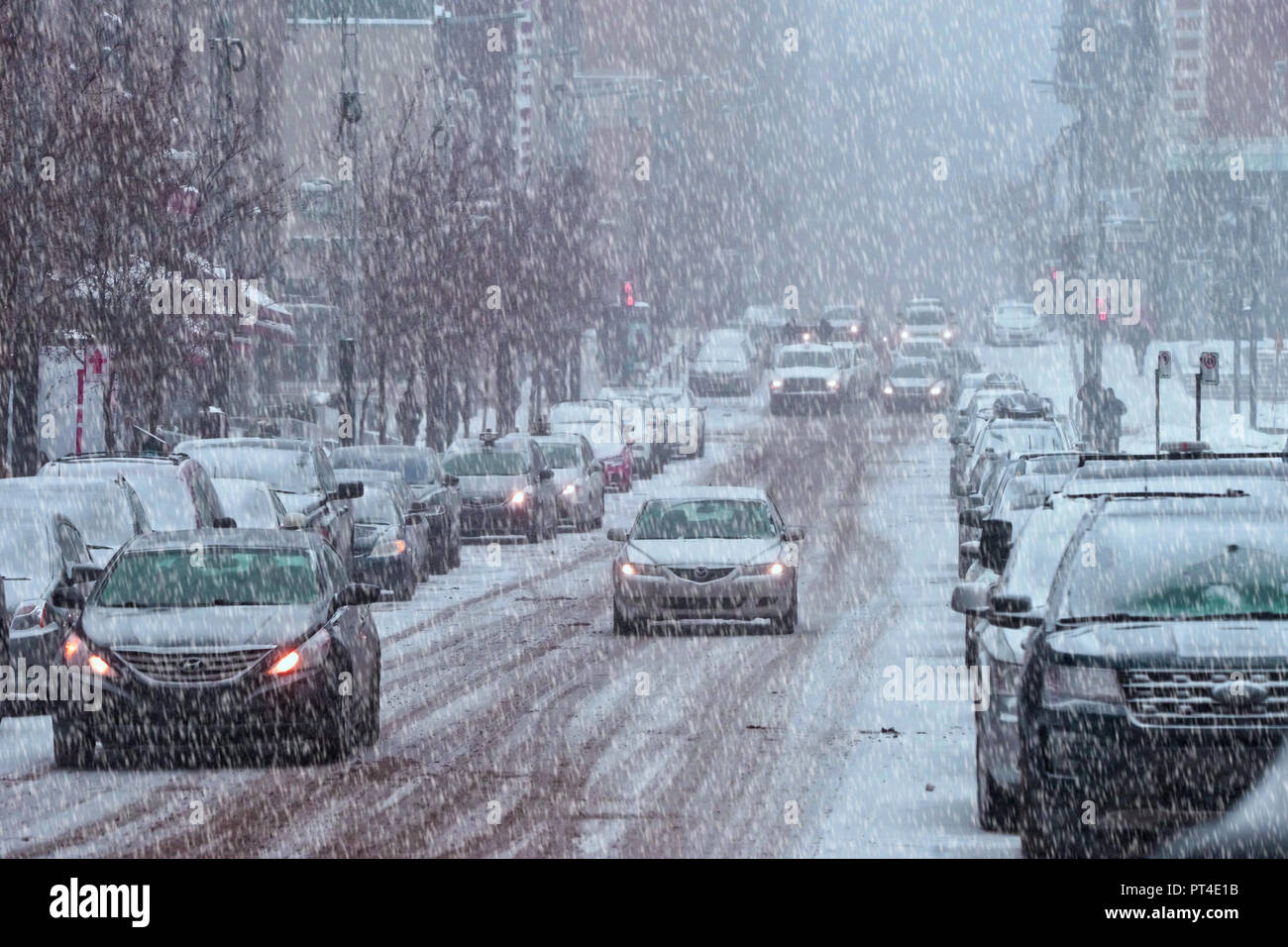 Montréal, Canada, 2 janvier 2017.Le trafic sur la rue de la ville, pendant une tempête.Credit:Mario Beauregard/Alamy Live News Banque D'Images