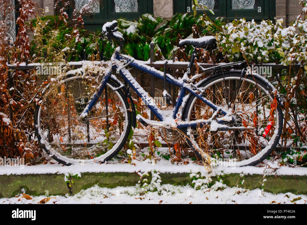Montréal, Canada, 10 décembre 2017.scène pittoresque d'un vélo après la première chute de neige.Credit:Mario Beauregard/Alamy Live News Banque D'Images
