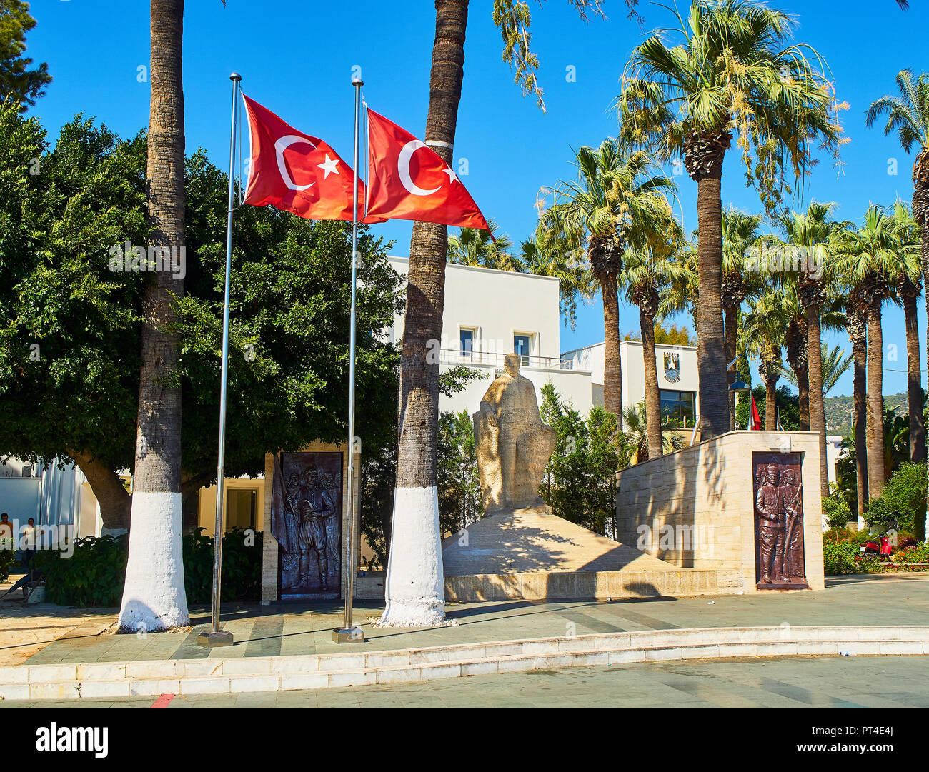Bodrum, Turquie - le 6 juillet 2018. Monument de l'indépendance avec la statue de Mustafa Kemal Atatürk et soldats ottomans. Le centre-ville de Bodrum. Province de Mugla, Banque D'Images