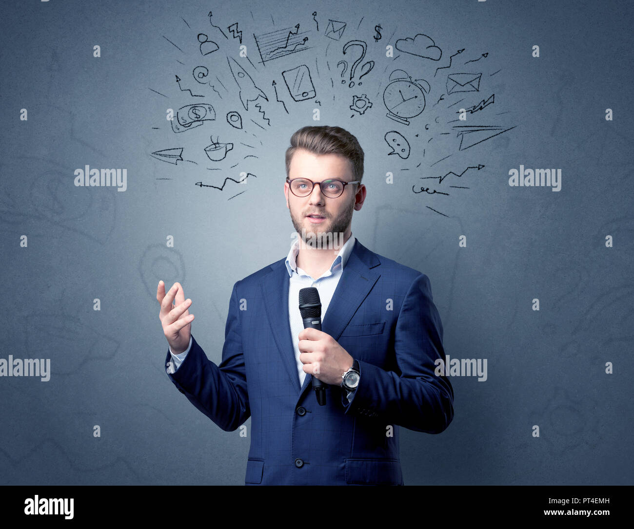 Businessman parlant au micro avec des doodles sur sa tête Banque D'Images