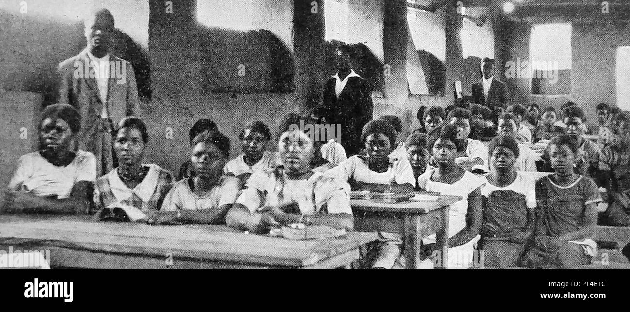 L'éducation - les filles et les femmes africaines d'être instruit dans une nouvelle école pour les femmes en Angola, c1940's Banque D'Images