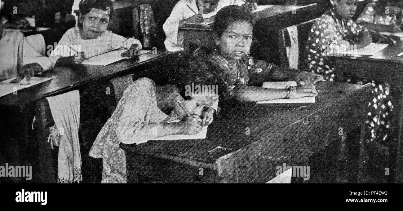- Éducation - Enfants batak de Sumatra scolarisée dans une école - d'un circa 1940 publication Banque D'Images