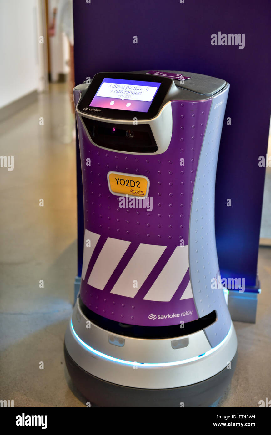 YO2D2 robot Savioke l'industrie de service à Boston Seaport District, l'établissement Yotel hotel. Un 36 pouces de hauteur du robot relais pour accueillir et servir les clients de l'hôtel Banque D'Images