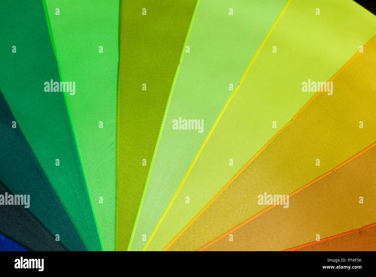 Résumé motif triangle géométrique en plusieurs couleurs arc-en-ciel lumineux Banque D'Images