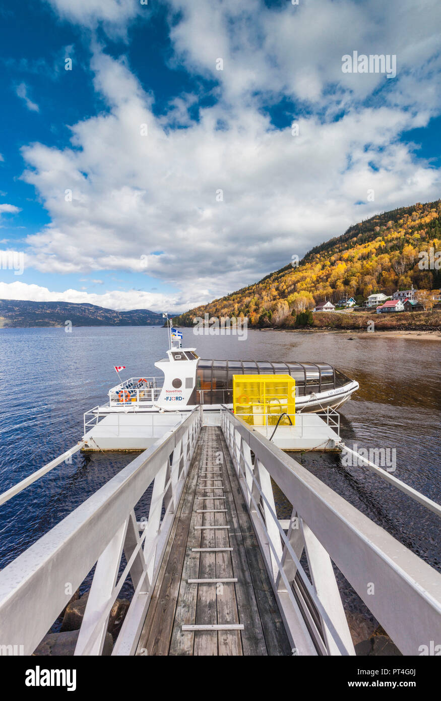 Canada, Québec, région du Saguenay-Lac Saint-Jean, Fjord du Saguenay, l'Anse-Saint-Jean, vue sur le Fjord du Saguenay et de l'automne, de bateaux d'excursion Banque D'Images