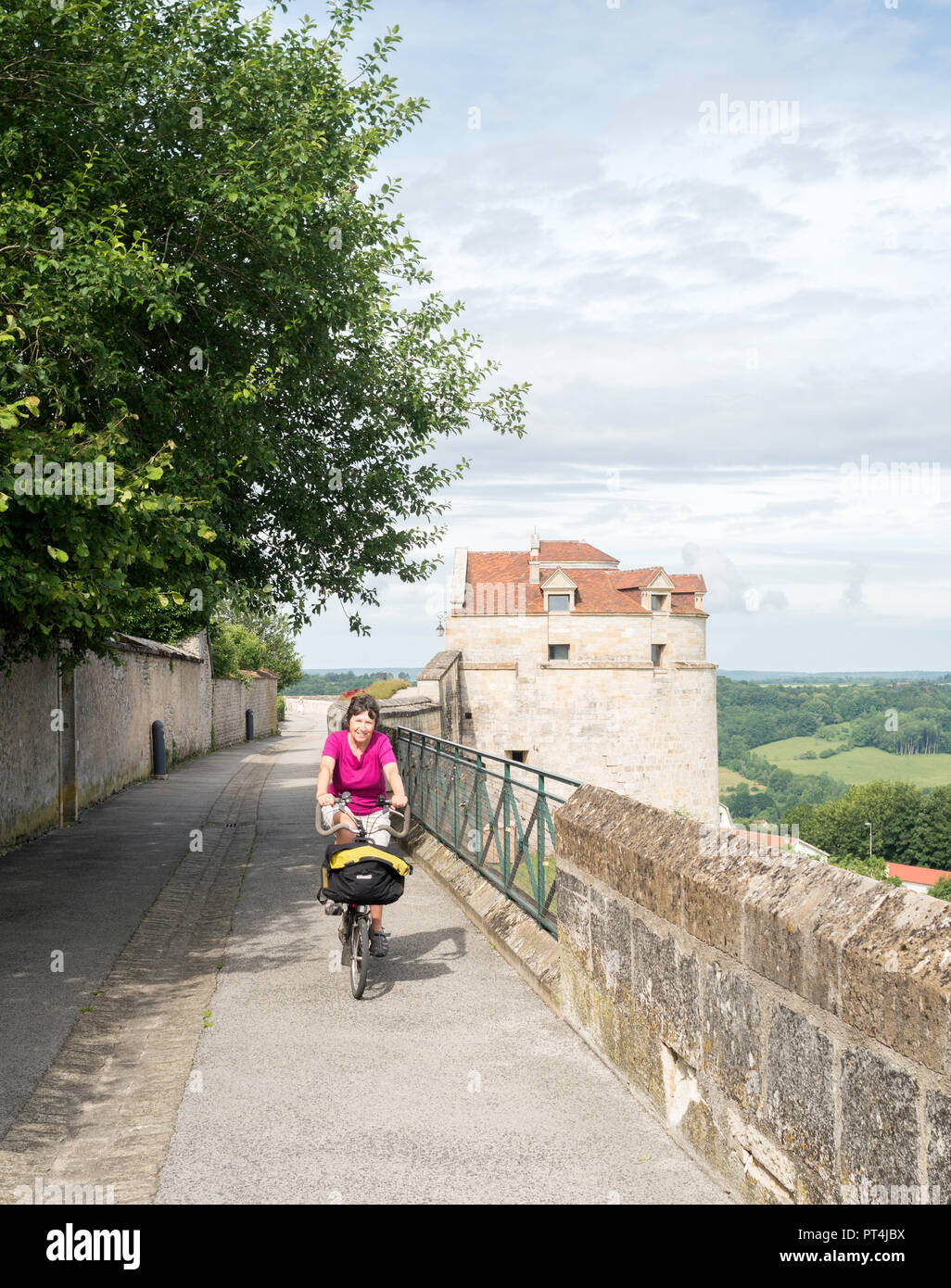 Mature Woman autour des murs de la ville ou les remparts de Langres, Haute-Marne, France, Europe Banque D'Images