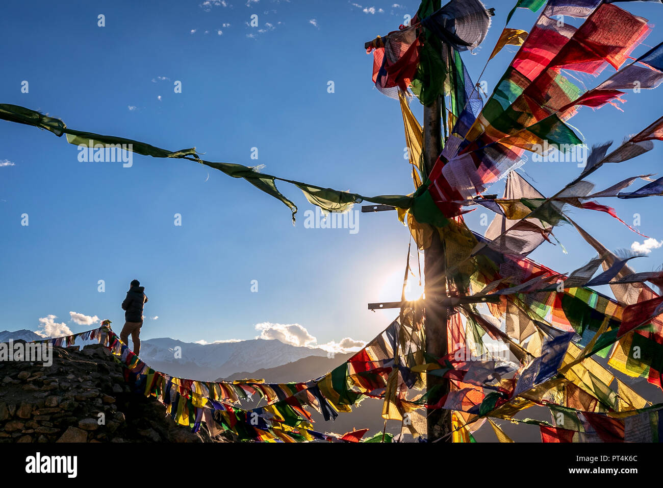 Un homme à Namgyal Tsemo Gompa regardant le coucher du soleil, Leh, Ladakh, Inde Banque D'Images