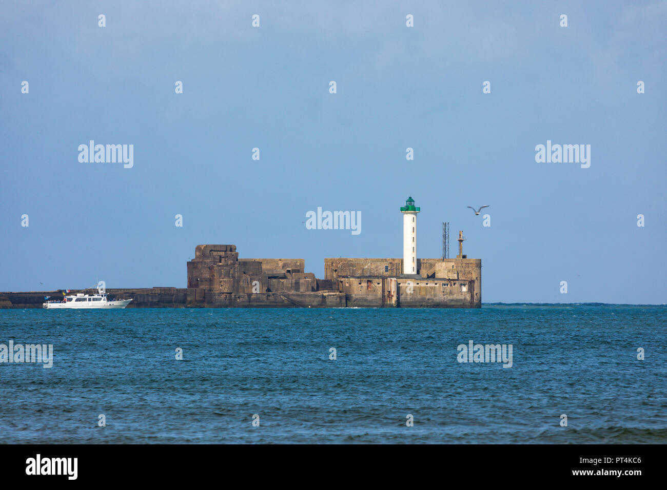 Le phare sur la jetée de Boulogne-sur-Mer, bateau de tourisme en passant par Banque D'Images