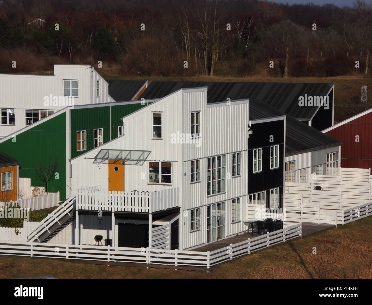 Maisons en bois coloré blanc avec clôtures à la perspective aérienne Banque D'Images