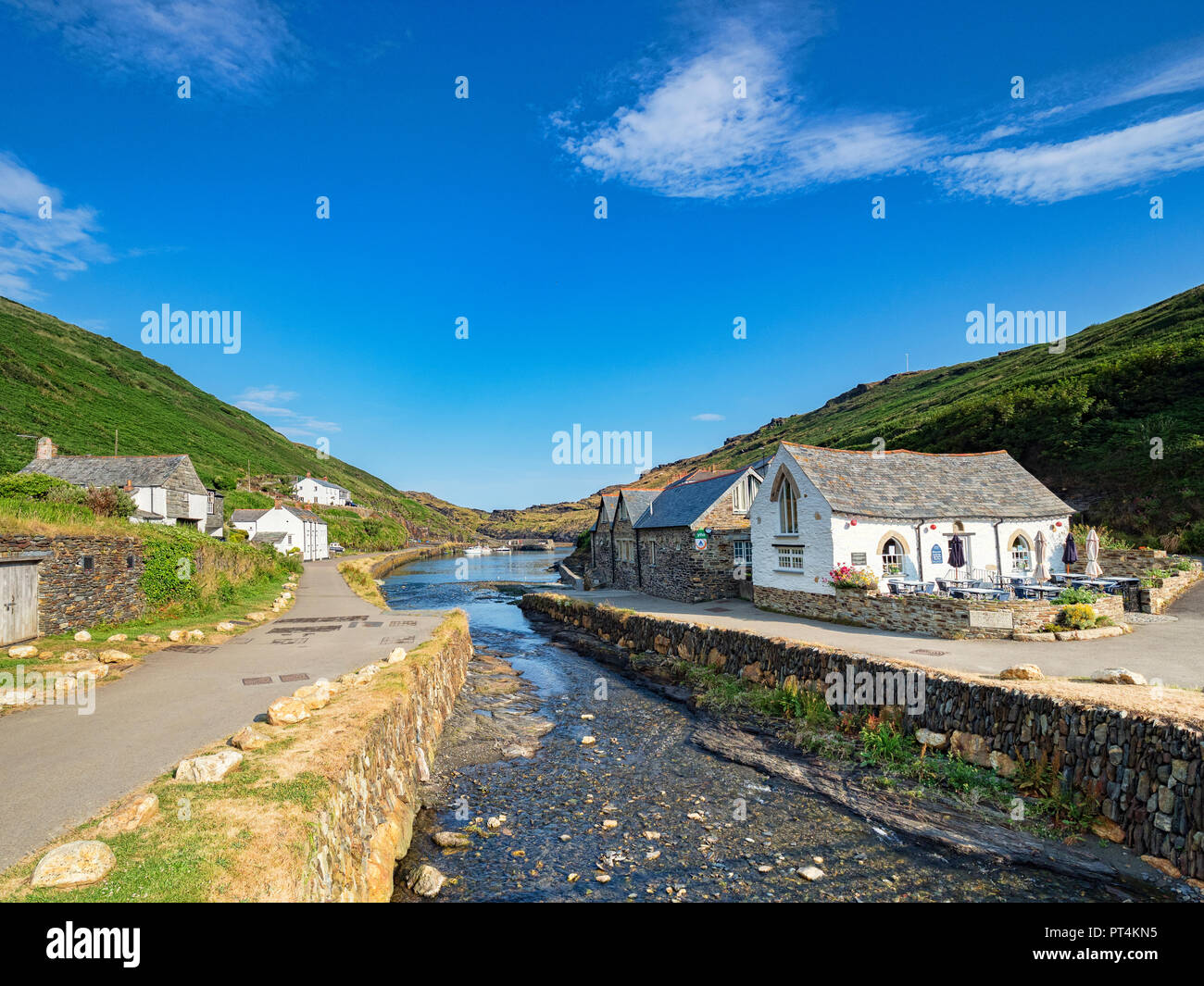 2 Juillet 2018 : Boscastle, Cornwall, UK - le village côtier de la rivière Valency exécuté par le milieu. Banque D'Images